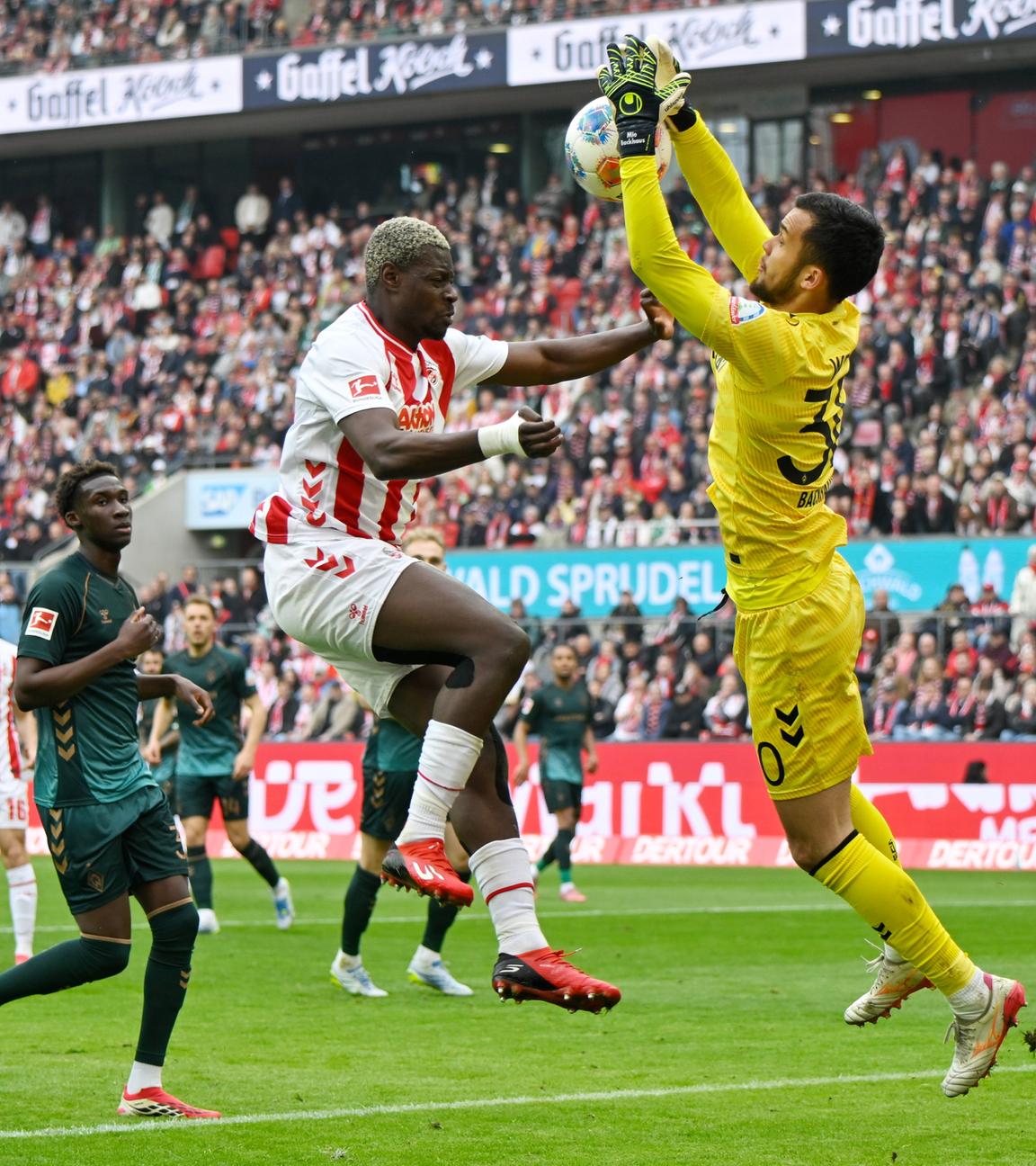 v.l. Ragnar Ache (Köln) und Torwart Mio Backhaus (Bremen) am 12.04.2026 in Köln.