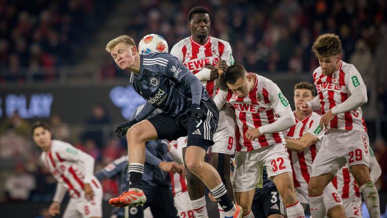 Frankfurts Jonathan Burkardt in Aktion beim Spiel gegen Köln.