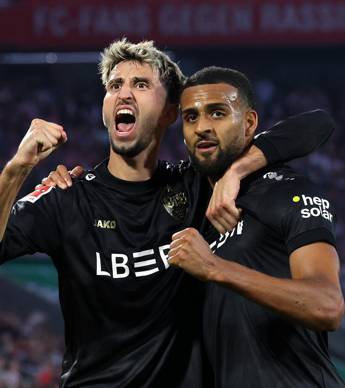 Atakan Karazor und Torschütze Josha Vagnoman jubeln über das Tor zum 2:1 gegen den 1. FC Köln.