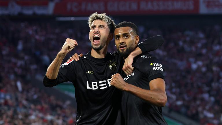 Atakan Karazor und Torschütze Josha Vagnoman jubeln über das Tor zum 2:1 gegen den 1. FC Köln.