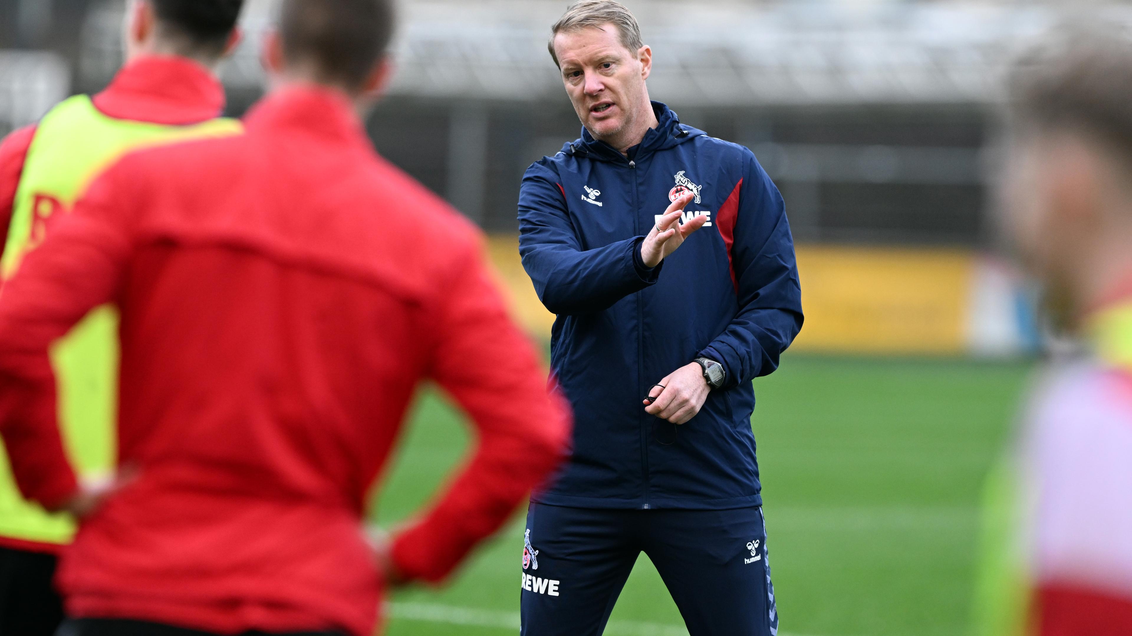 Kölns Trainer Timo Schultz im Mannschaftstraining.