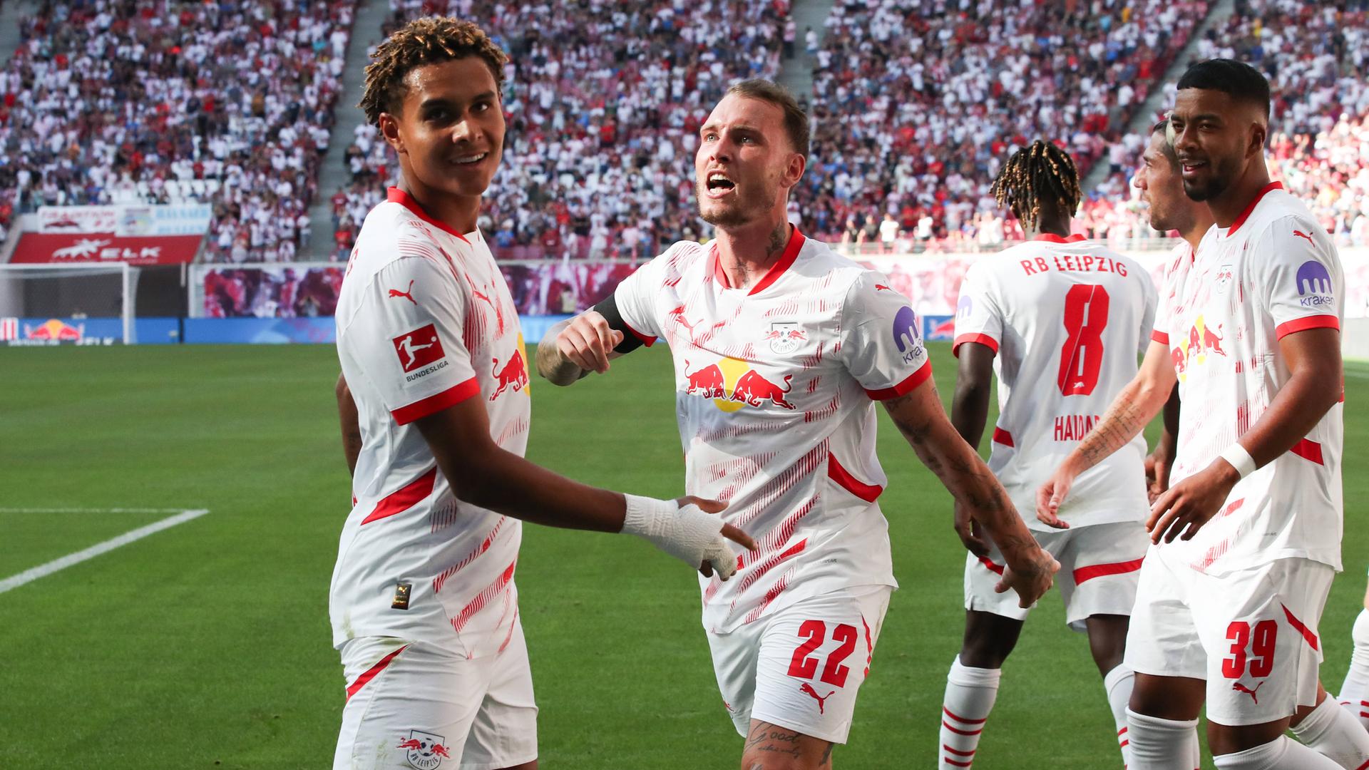 Torschütze Antonio Nusa vom RB Leipzig jubelt mit seinen Teamkollegen nach seinem Tor zum 1:0 gegen den VfL Bochum.