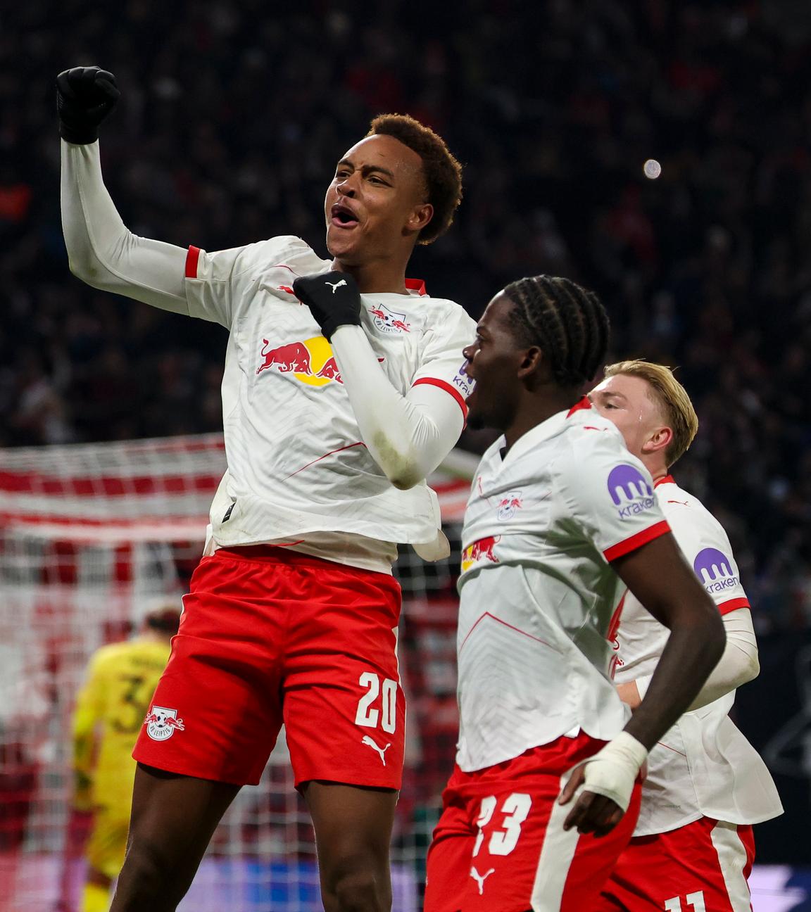 Leipzigs Spieler um Assan Ouédraogo jubeln nach dessen Treffer zum 1:0.