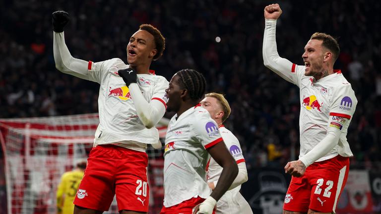 Leipzigs Spieler um Assan Ouédraogo jubeln nach dessen Treffer zum 1:0.