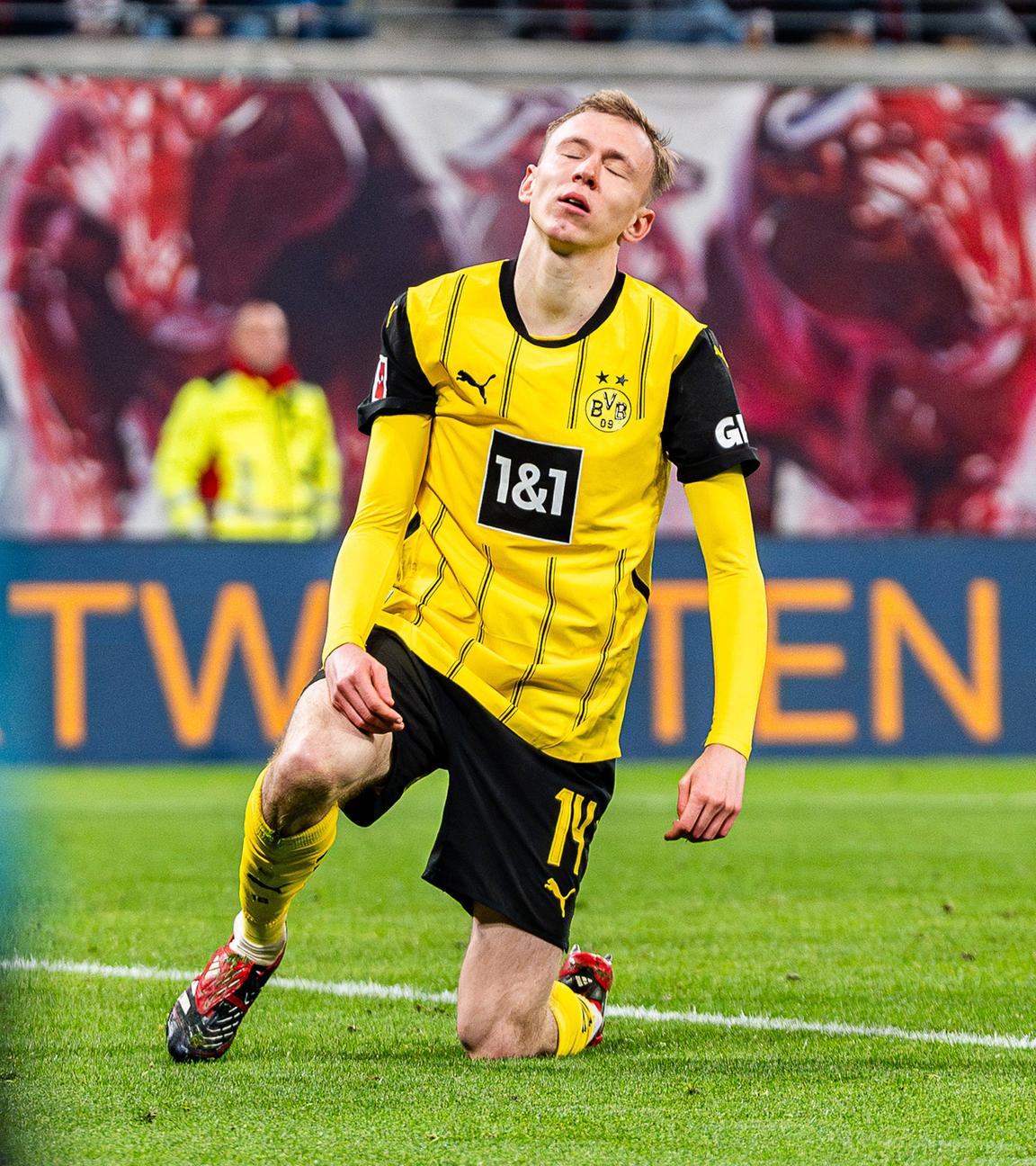 Dortmunds Maximilian Beier steht enttäuscht vom Boden auf nach einer vergebenen Chance.