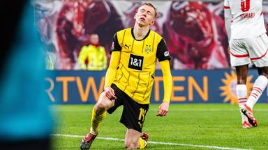 Dortmunds Maximilian Beier steht enttäuscht vom Boden auf nach einer vergebenen Chance.