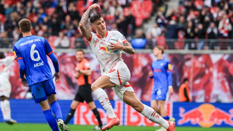 Leipzigs Spieler Benjamin Sesko jubelt nach einem Treffer per Elfmeter zum 1:1 gegen Holstein Kiel.