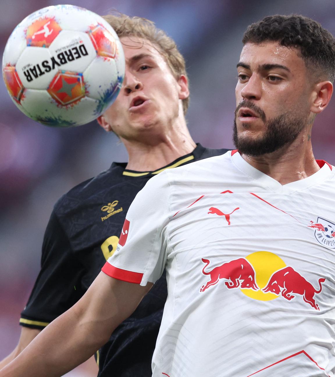 Kölns Timo Hübers und Leipzigs Romulo Cardoso kämpfen um den Ball.