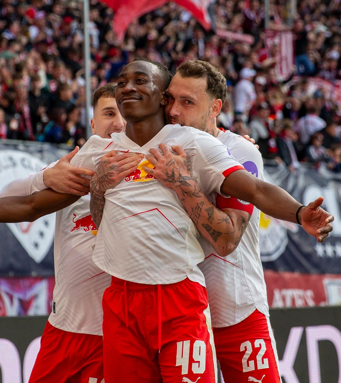 Yan Diomande jubelt über sein Tor mit Brajan Gruda und David Raum am 11.04.2026 in der Red-Bull Arena in Leipzig.