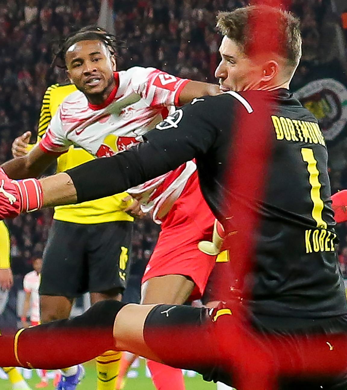 Bundesliga am 11. Spieltag: RB Leipzig -gegen Borussia Dortmund in der Red-Bull-Arena in Leipzig am 06.11.2021. Leipzigs Christopher Nkunku schießt aufs Dortmunder Tor. Im Tor Dortmunds Torwart Gregor Kobel