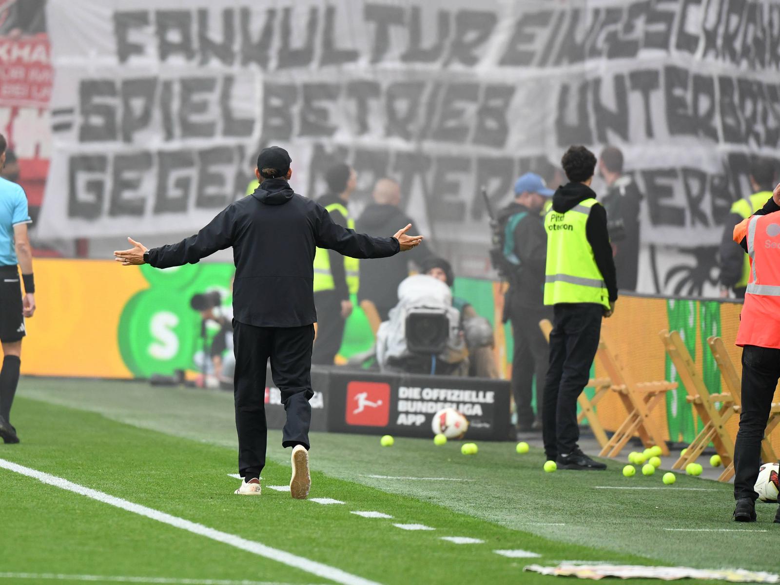 Tennisbälle auf dem Feld - Spitzenspiel unterbrochen