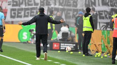 Fans des SC Freiburg werfen während des Spiels aus Protest Tennisspiele auf das Spielfeld am 18.10.2026 in Leverkusen. 