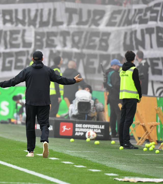 Fans des SC Freiburg werfen während des Spiels aus Protest Tennisspiele auf das Spielfeld am 18.10.2026 in Leverkusen. 