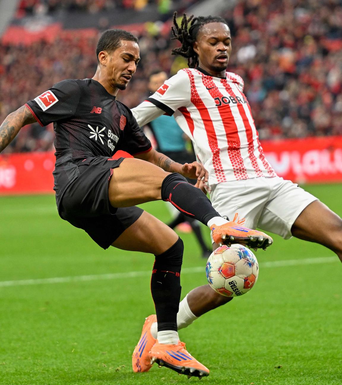 Leverkusens Arthur und Freiburgs Jordy Makengo kämpfen um den Ball.