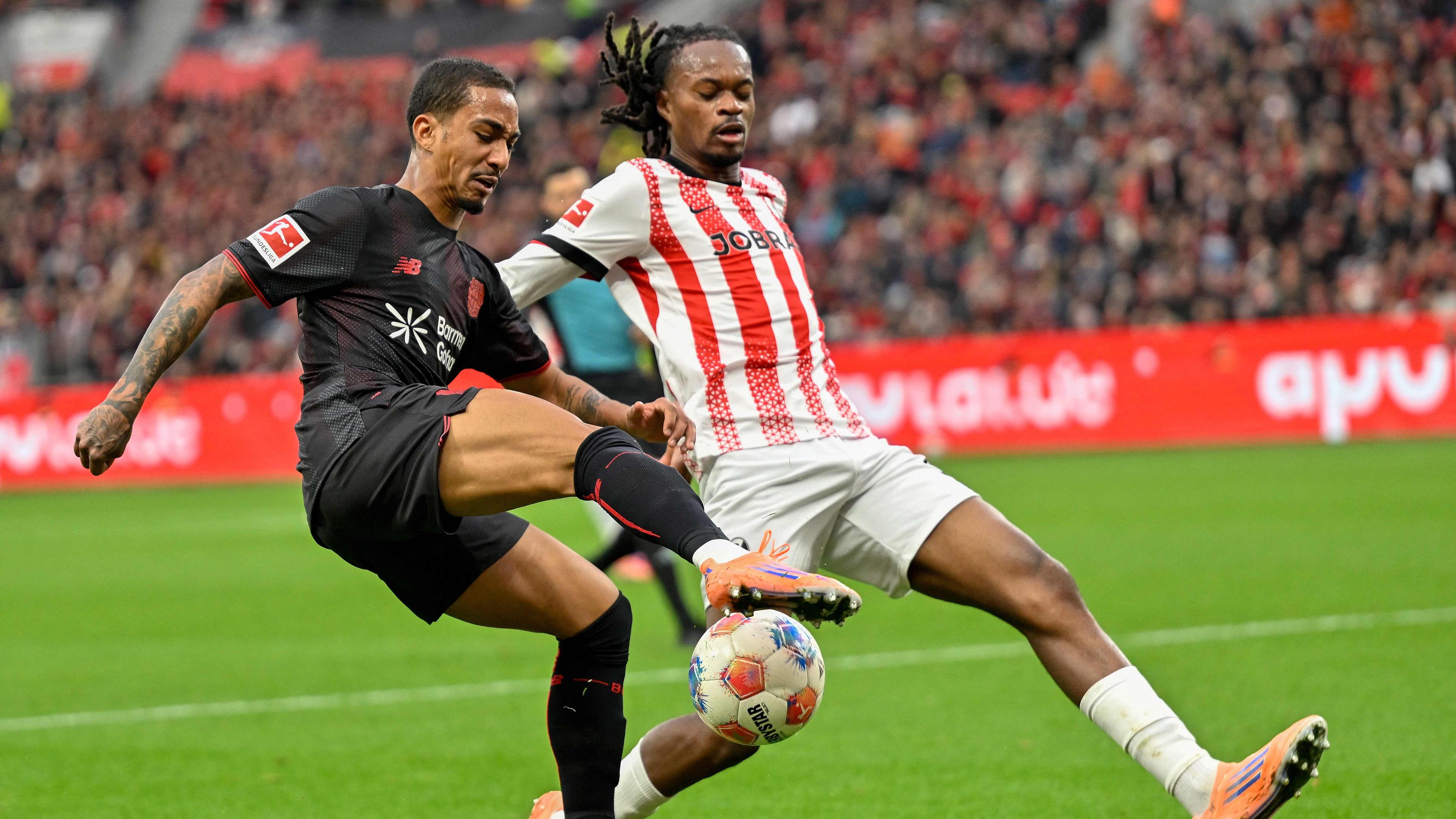 Leverkusens Arthur und Freiburgs Jordy Makengo kämpfen um den Ball.