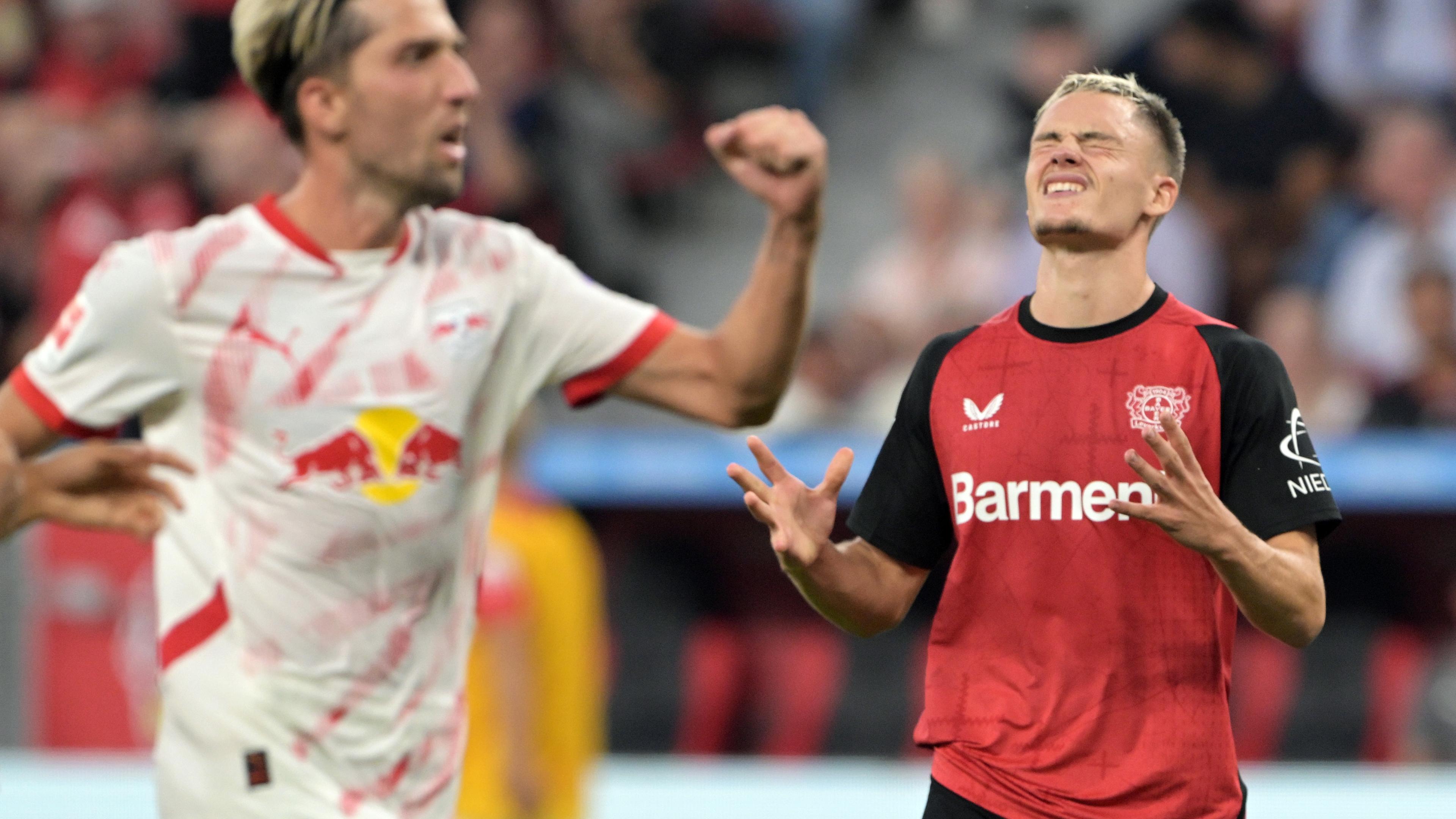Leipzigs Kevin Kampl jubelt nach seinem Treffer zum 1:2 und Leverkusens Florian Wirtz reagiert.