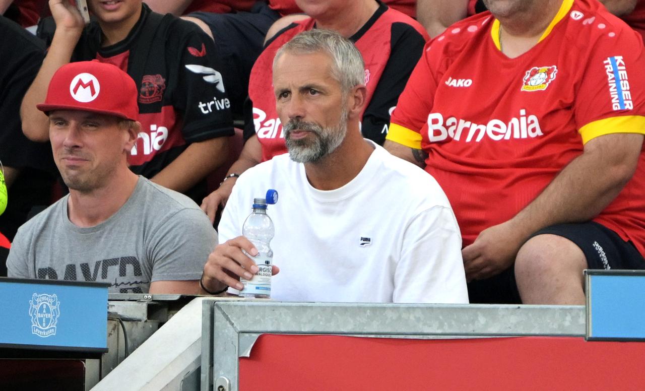 Leipzigs Trainer Marco Rose sitzt auf der Tribüne nach einer roten Karte.