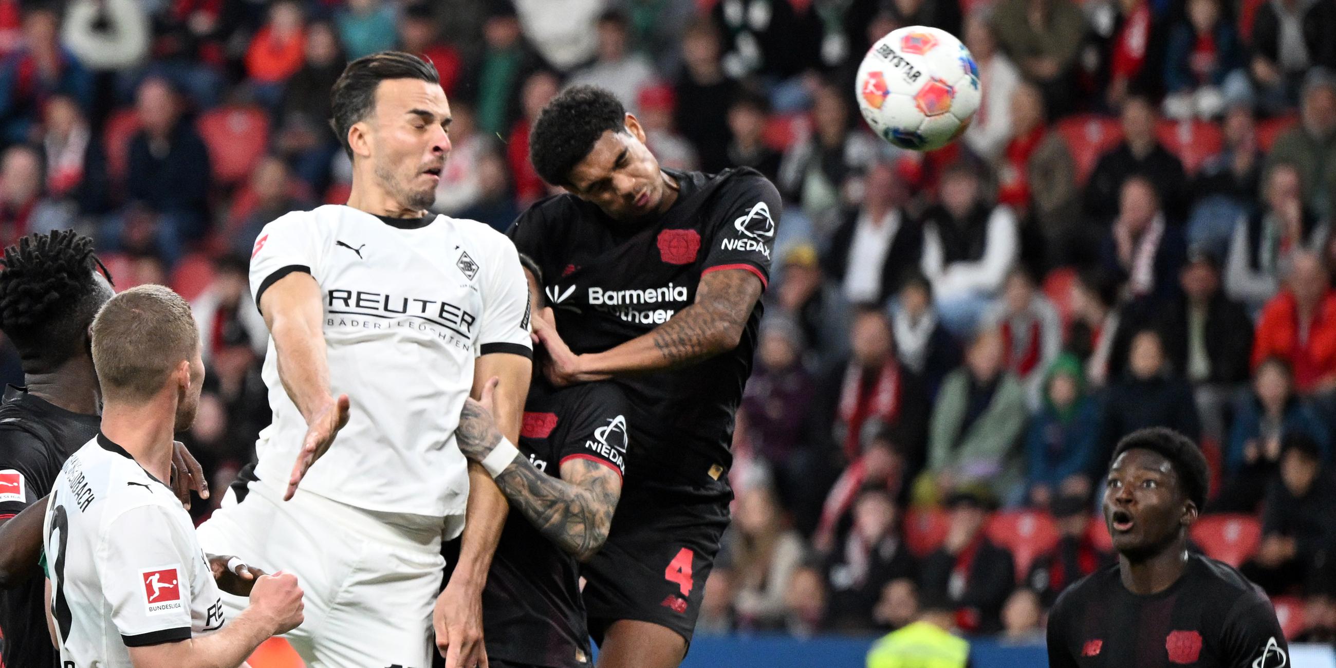 Gladbachs Haris Tabakovic erzielt das Ausgleichstor zum 1:1 gegen Leverkusen.