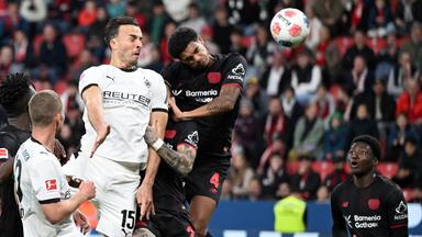 Gladbachs Haris Tabakovic erzielt das Ausgleichstor zum 1:1 gegen Leverkusen.