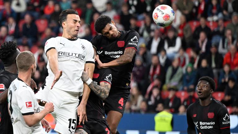 Gladbachs Haris Tabakovic erzielt das Ausgleichstor zum 1:1 gegen Leverkusen.