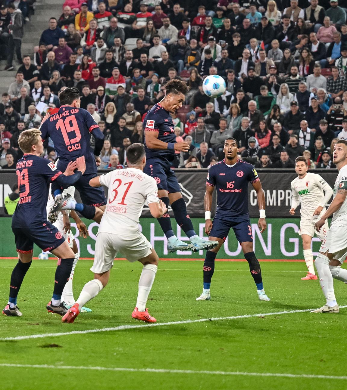 Der Mainzer Armindo Sieb mit dem Kopfball zum 0:1 gegen den FC Augsburg