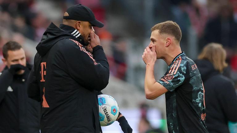 Bayern Münchens Trainer Vincent Kompany und Spieler Joshua Kimmich besprechen sich während des Spiel gegen Mainz 05.