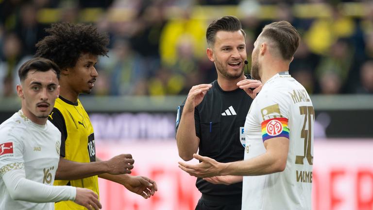 Paul Nebel (MZ), Karim-David Adeyemi (DO), Schiedsrichter Daniel Schlager , Silvan Widmer (MZ) 