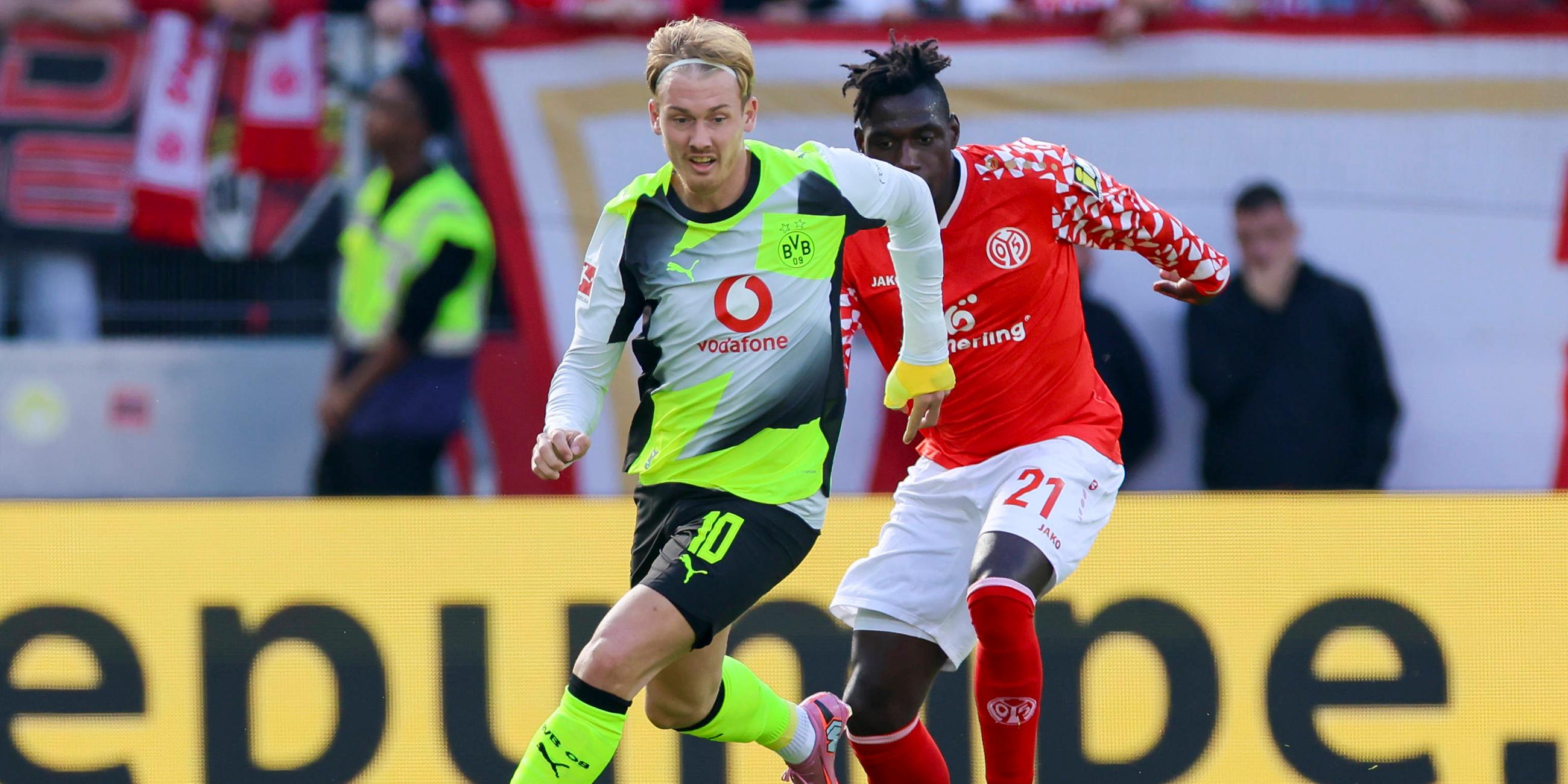 Dortmunds Julian Brandt und Danny da Costa von Mainz 05 kämpfen um den Ball.
