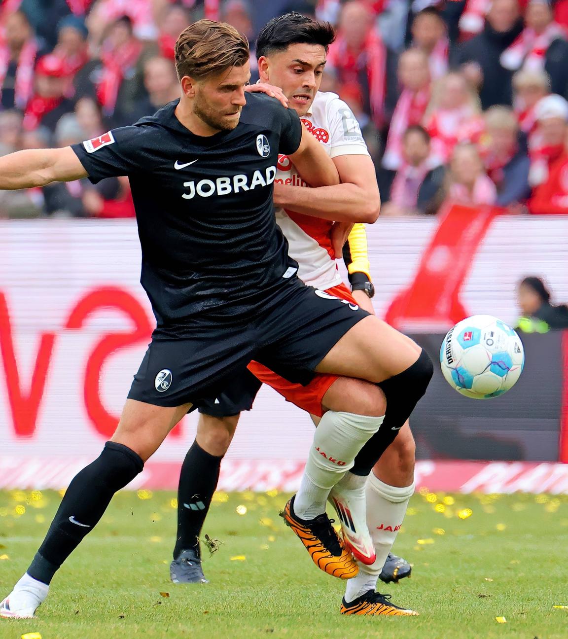 Freiburgs Lucas Höler im Zweikampf gegen Nadiem Amiri von Mainz 05.