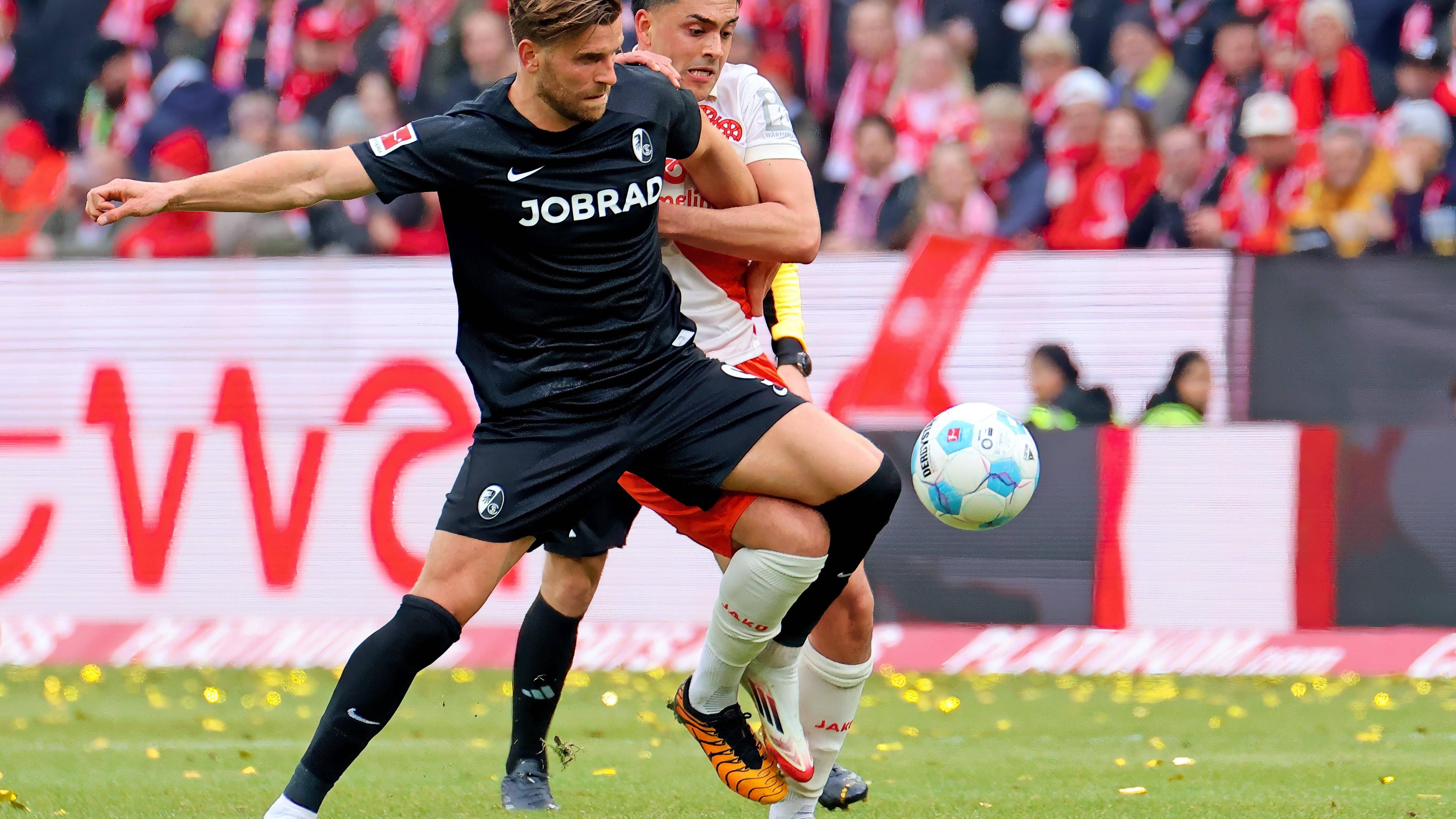 Freiburgs Lucas Höler im Zweikampf gegen Nadiem Amiri von Mainz 05.