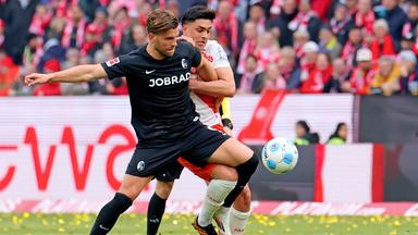Freiburgs Lucas Höler im Zweikampf gegen Nadiem Amiri von Mainz 05.