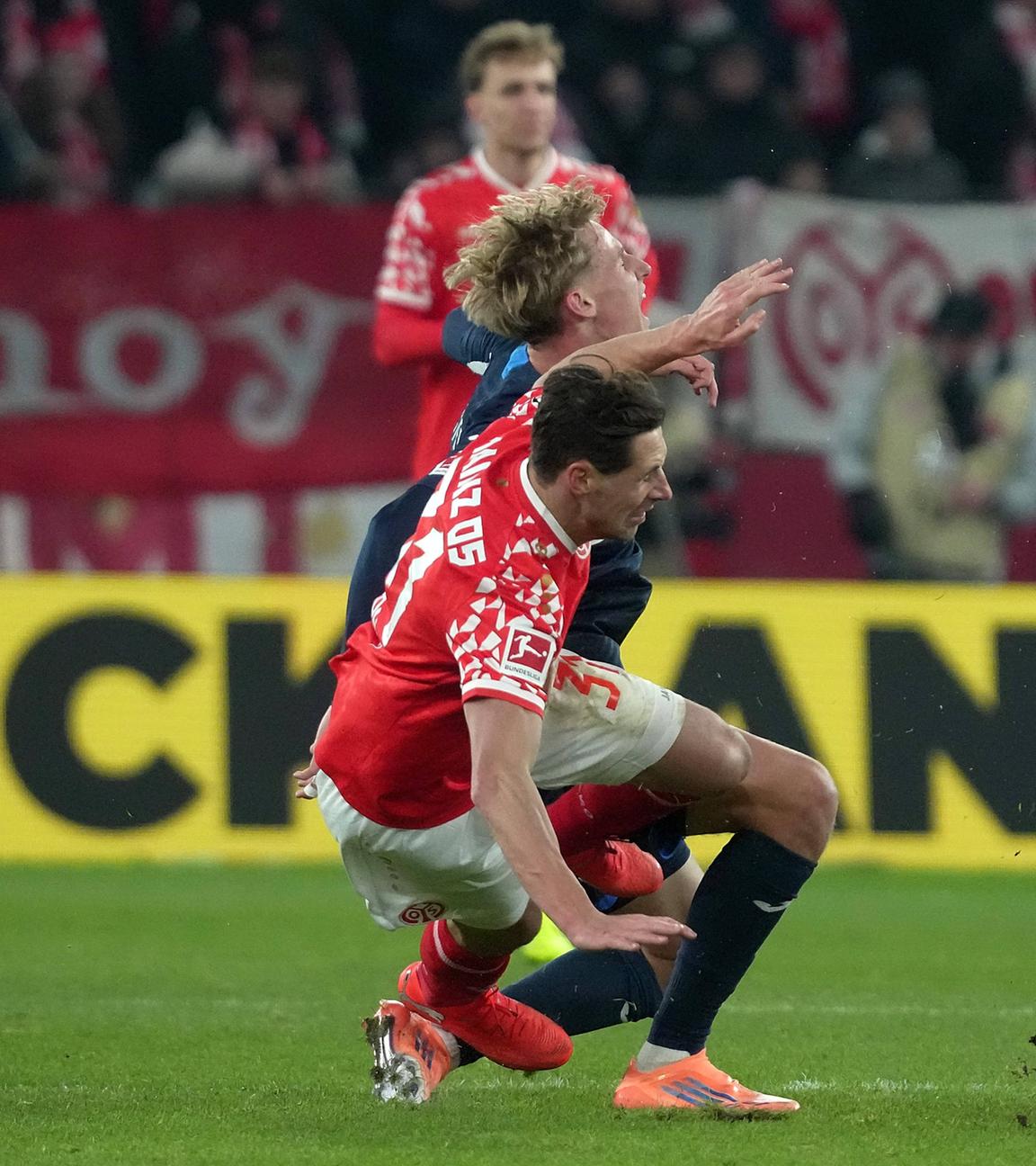 Dominik Kohr von Mainz 05 foult Hoffenheims Max Moerstedt und bekommt die rote Karte.