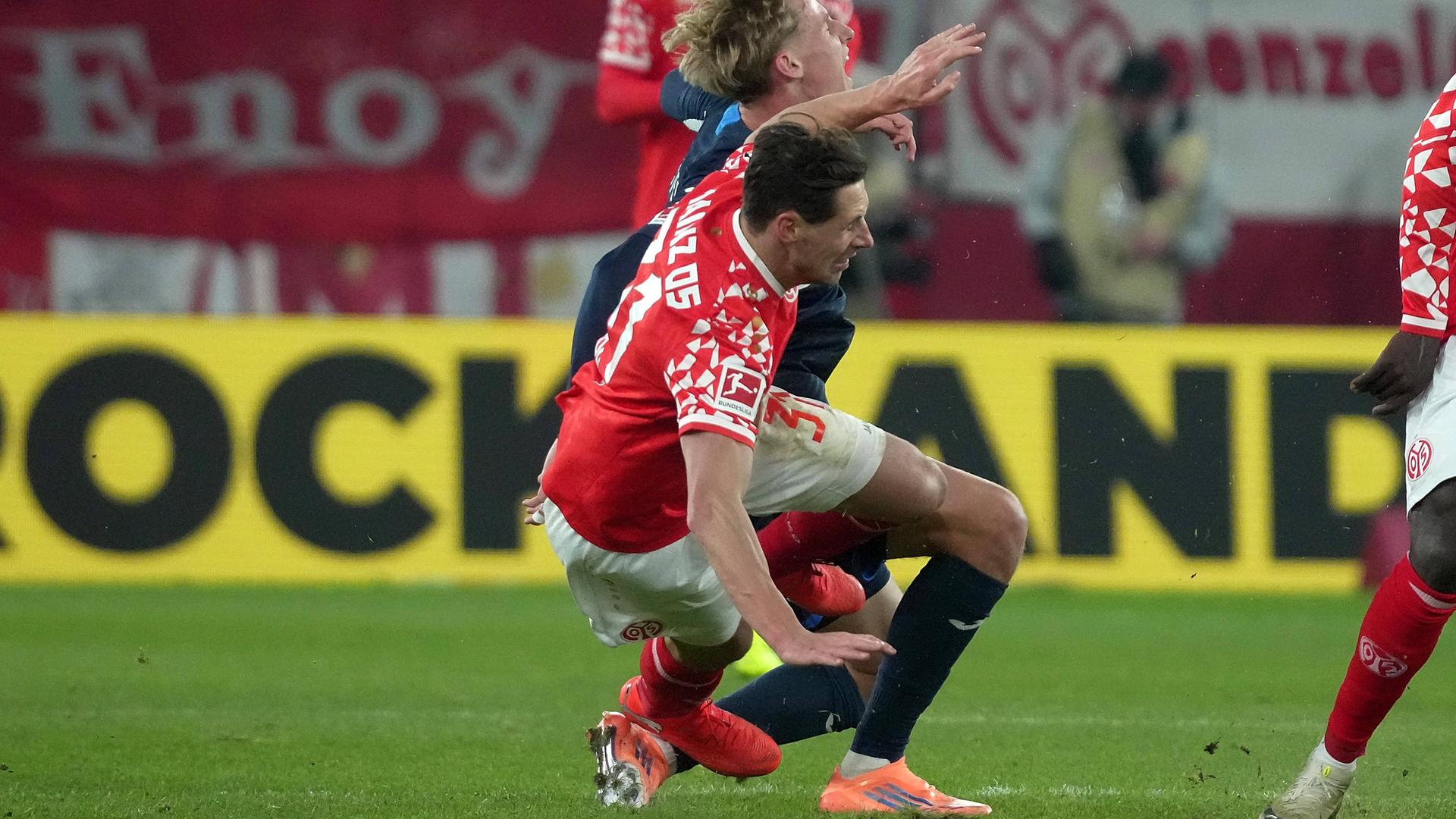 Dominik Kohr von Mainz 05 foult Hoffenheims Max Moerstedt und bekommt die rote Karte.