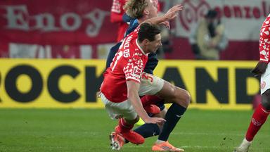 Dominik Kohr von Mainz 05 foult Hoffenheims Max Moerstedt und bekommt die rote Karte.