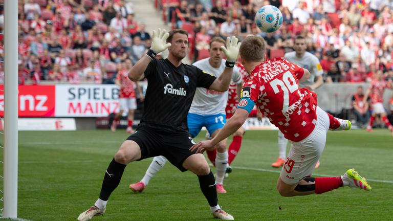 Torchance durch Jonathan Burkardt von Mainz 05 gegen Kiels Torwart Thomas Dähne.