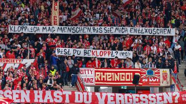 Die Mainzer Fans zeigen Ihren Unmut über das vor kurzem bekannt gegebene Engagement von Jürgen Klopp bei RB Leipzig als Head of Football mit Bannern.