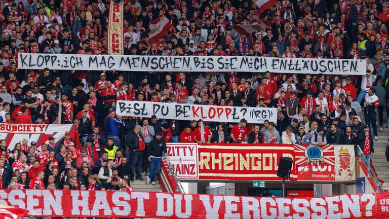 Die Mainzer Fans zeigen Ihren Unmut über das vor kurzem bekannt gegebene Engagement von Jürgen Klopp bei RB Leipzig als Head of Football mit Bannern.