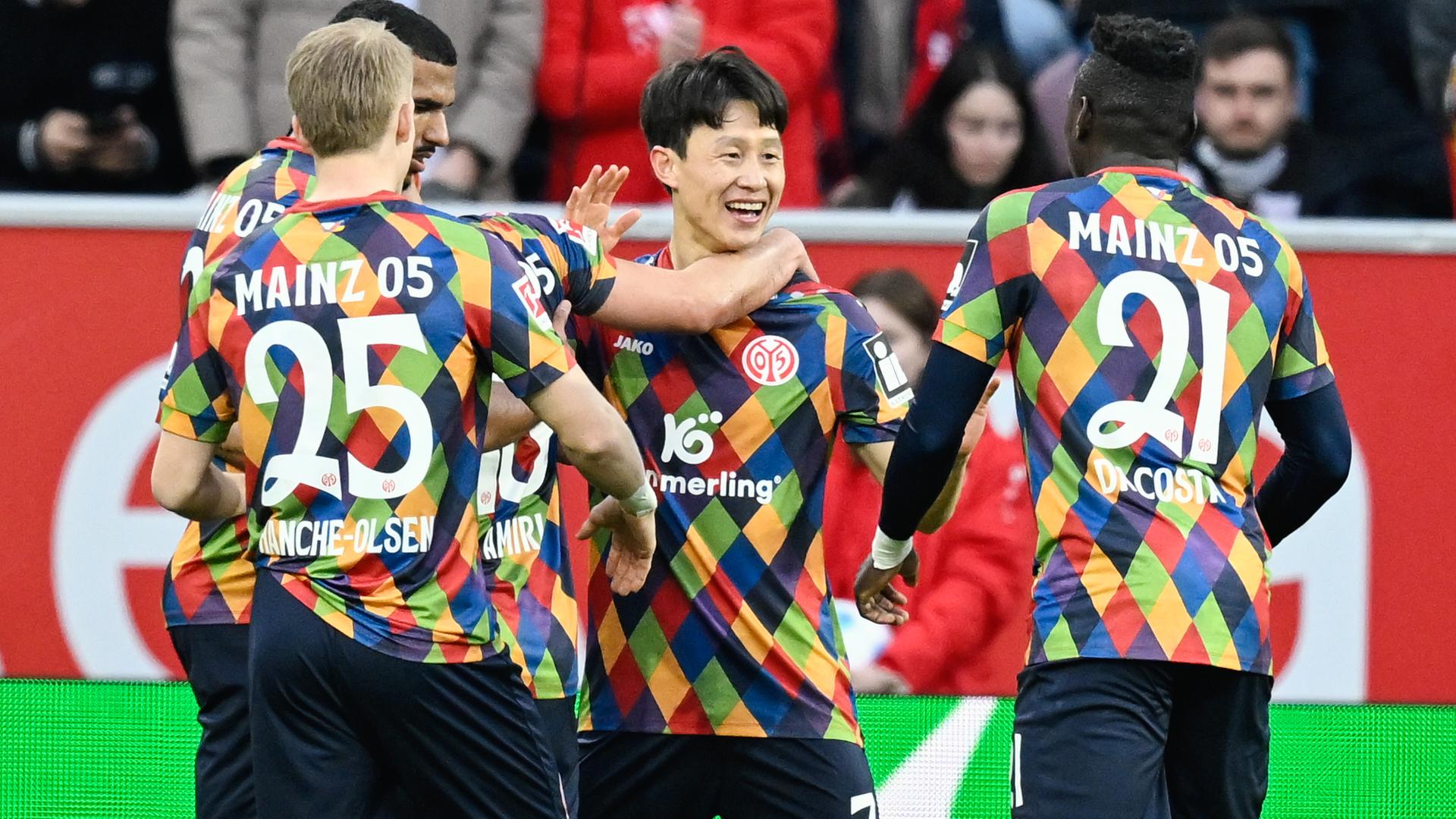 Die Spieler des Mainz 05 jubeln nach dem Tor von Jae-Sung Lee zum 1:0 gegen St. Pauli.