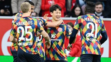 Die Spieler des Mainz 05 jubeln nach dem Tor von Jae-Sung Lee zum 1:0 gegen St. Pauli.
