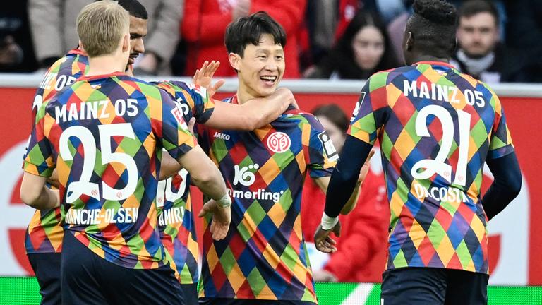 Die Spieler des Mainz 05 jubeln nach dem Tor von Jae-Sung Lee zum 1:0 gegen St. Pauli.