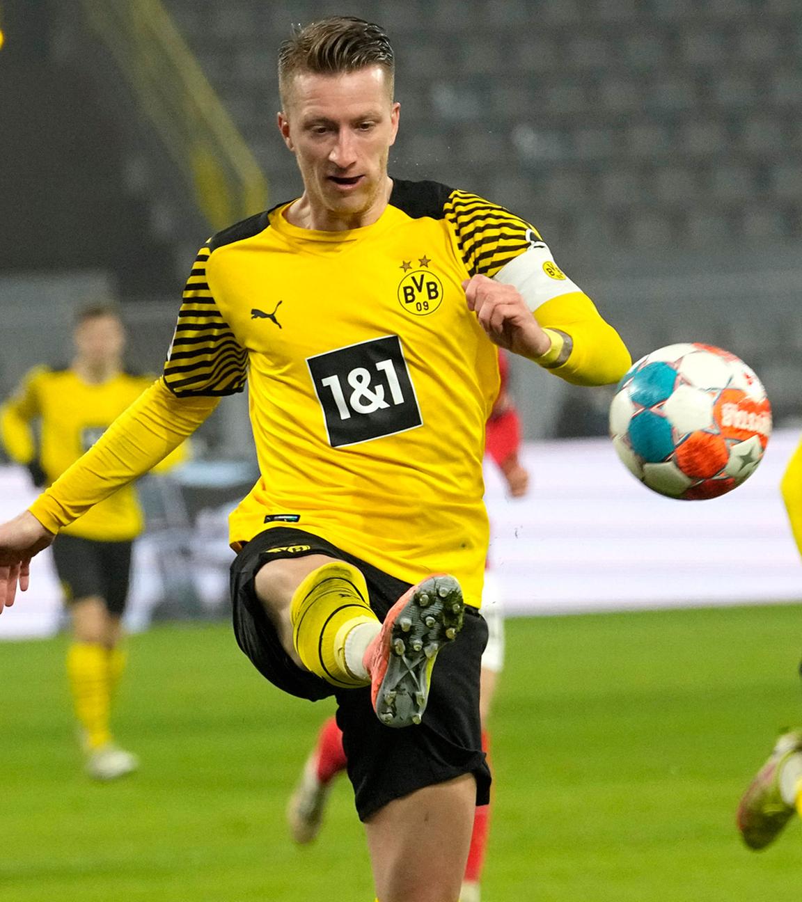 Borussia Dortmund gegen SC Freiburg in Dortmund, Freitag 14.01.2022 Marco Reus am Ball