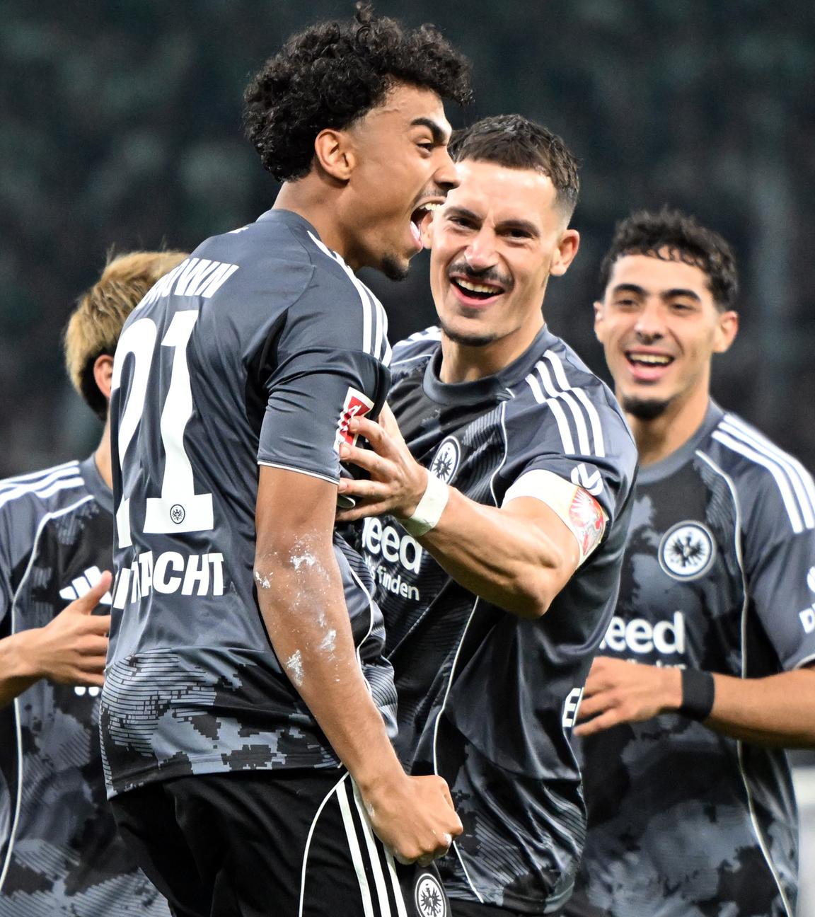 Frankfurts Robin Koch bejubelt sein Tor zum 6:0 mit seinen Mitspielern.
