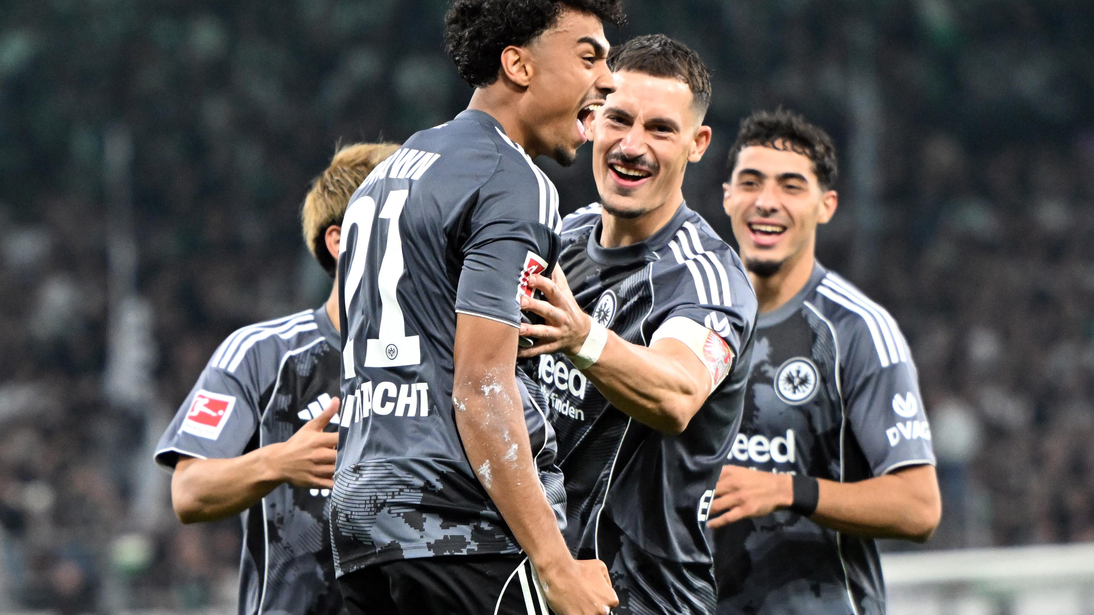 Frankfurts Robin Koch bejubelt sein Tor zum 6:0 mit seinen Mitspielern.