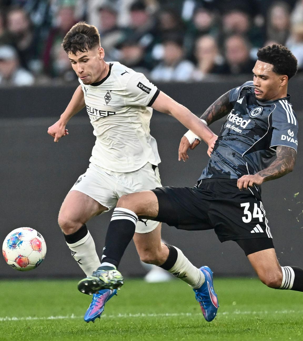 Zweikampf um den Ball zwischen Gladbachs Lukas Ullrich und Frankfurts Nnamdi Collins.