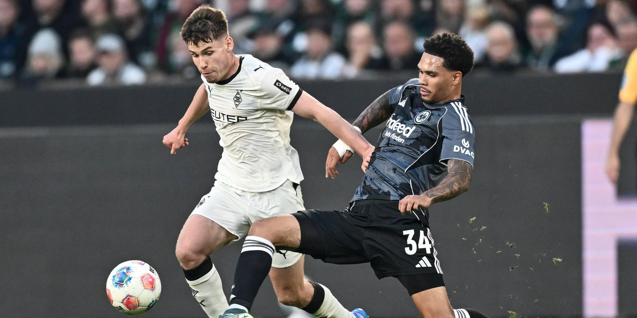 Zweikampf um den Ball zwischen Gladbachs Lukas Ullrich und Frankfurts Nnamdi Collins.