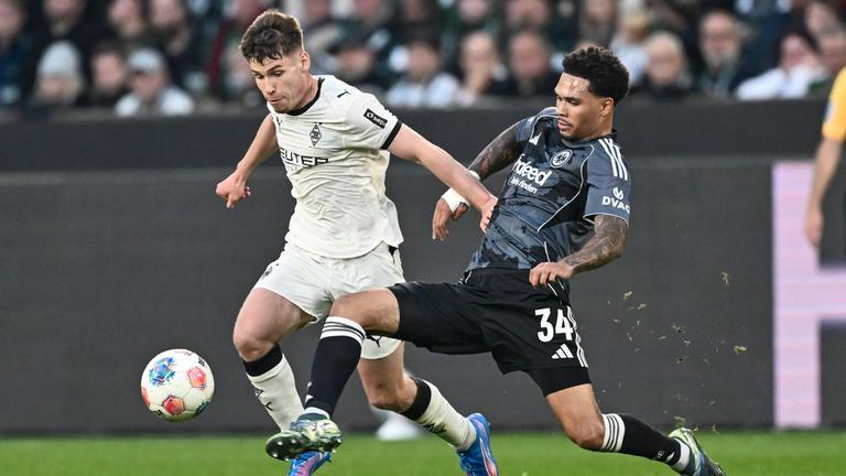 Zweikampf um den Ball zwischen Gladbachs Lukas Ullrich und Frankfurts Nnamdi Collins.