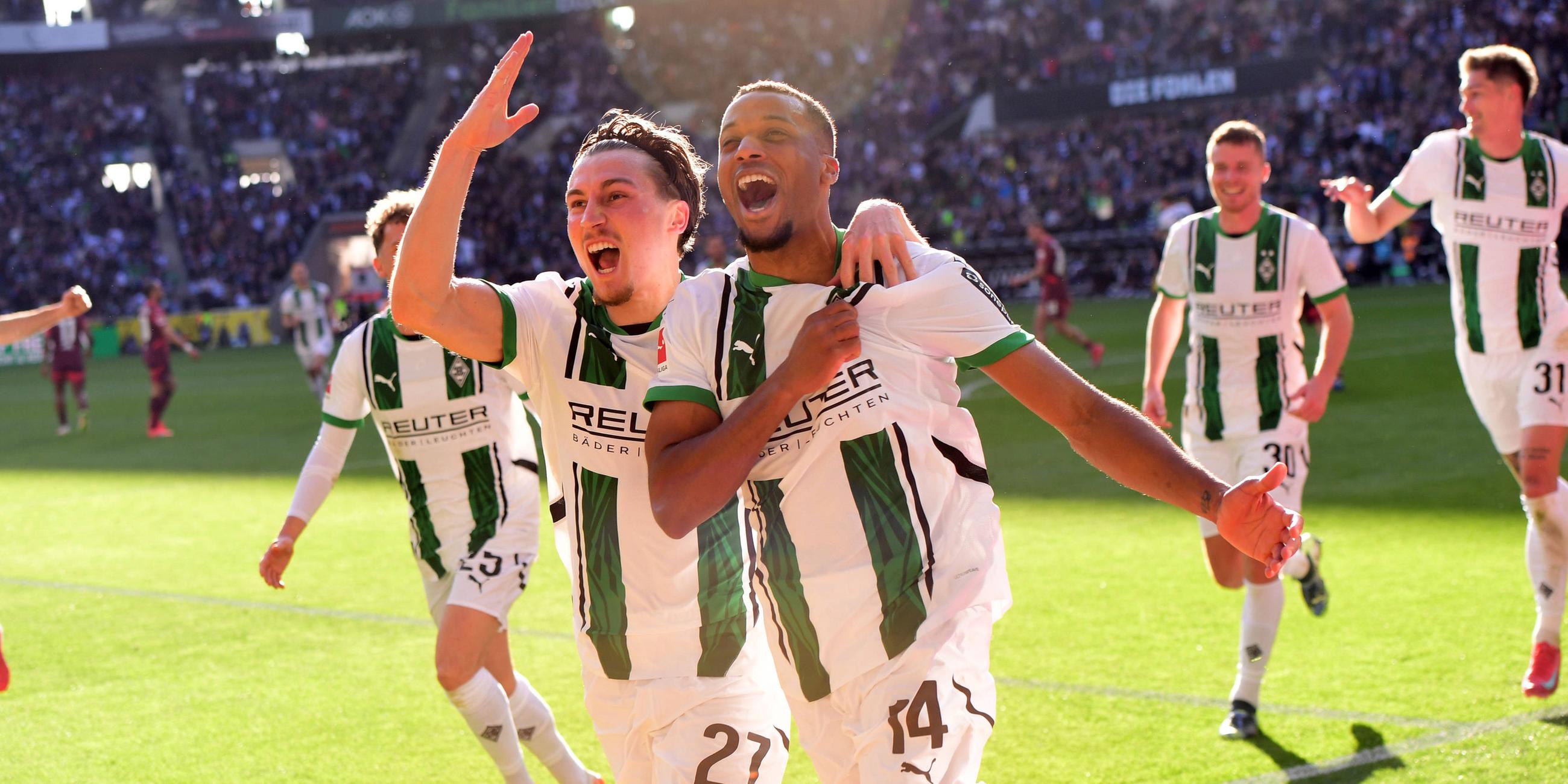 Gladbachs Rocco Reitz jubelt mit seiner Mannschaft nach seinem entscheidenden Treffer zum 1:0 gegen Leipzig.