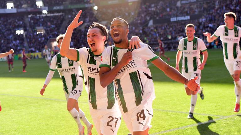 Gladbachs Rocco Reitz jubelt mit seiner Mannschaft nach seinem entscheidenden Treffer zum 1:0 gegen Leipzig.