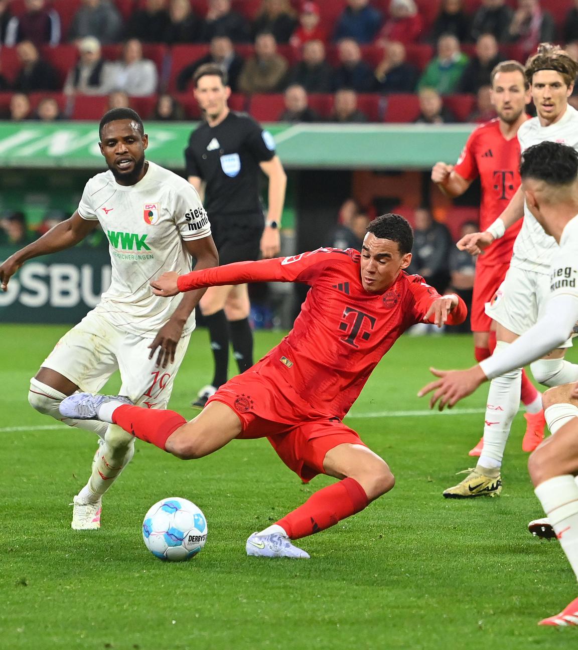Münchens Jamal Musiala schießt das Tor zum 1:1 gegen Augsburg.