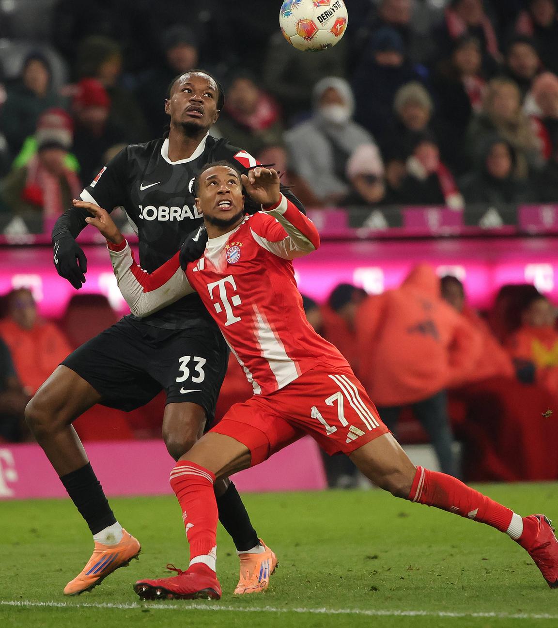 Münchens Michael Olise in Aktion gegen Freiburgs Jordy Makengo.